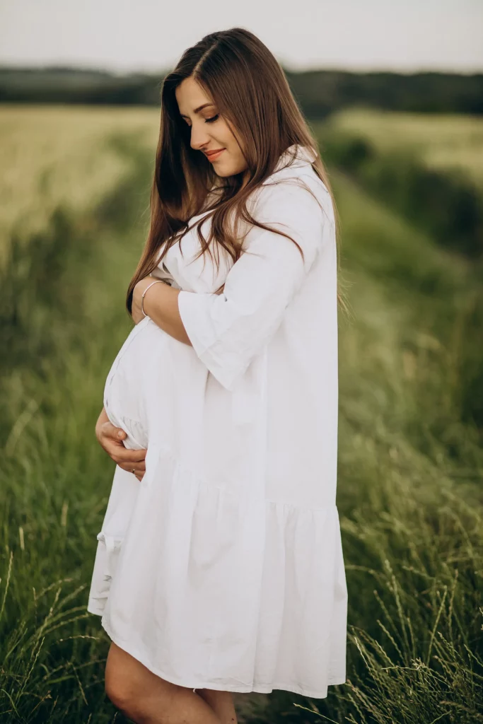 beautiful-pregnant-woman-field