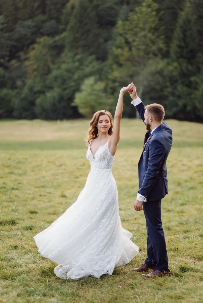 romantic-wedding-couple-love-walks-mountains-forest