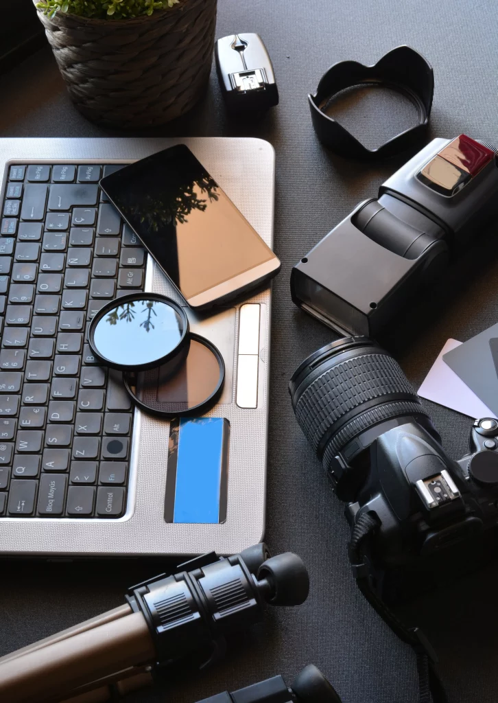 desktop-with-photography-equipment-camera-tripod-flash-computer