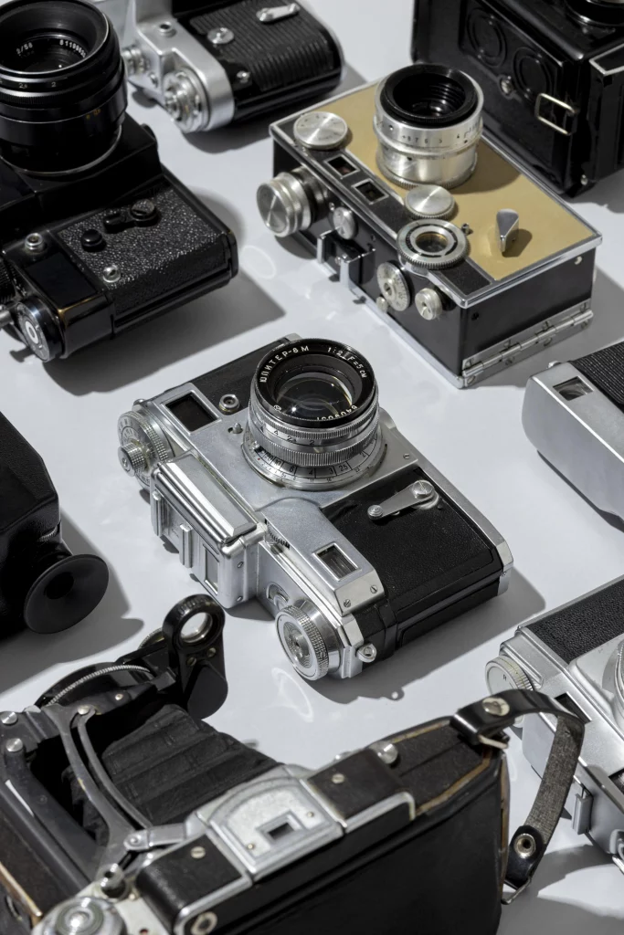 vintage-photo-cameras-arrangement